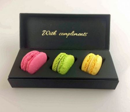 Personalized presentation box for macarons 